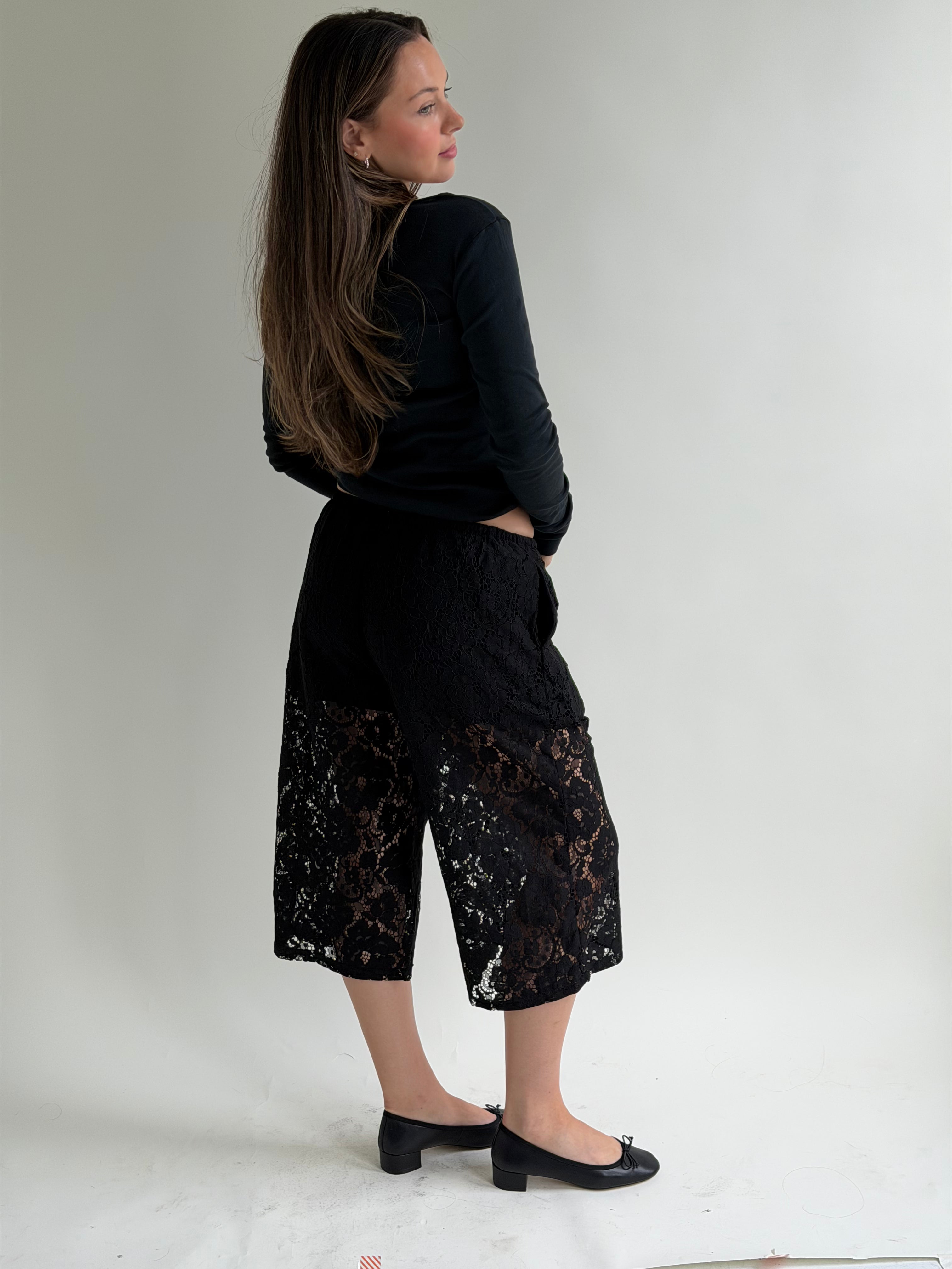 LACE CAPRI black